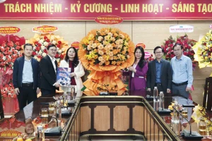 Phóng viên Báo GD&TĐ khu vực Bắc Trung Bộ tặng hoa chúc mừng ngành GD&ĐT Quảng Trị nhân Ngày Nhà giáo Việt Nam 20/11.