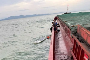 Khu vực tìm thấy 2 bố con bị sóng đánh dạt khi đi tắm biển Xuân Thành (Hà Tĩnh).