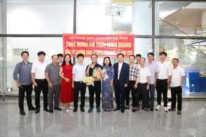Ngành Giáo dục Hà Tĩnh đón Trần Minh Hoàng tại sân bay khi em vừa trở về từ Kỳ thi IMO tại Australia.