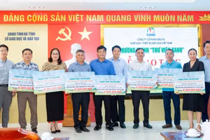 Đại diện 8 trường tiểu học trên địa bàn Hà Tĩnh tiếp nhận quà hỗ trợ của nhà xuất bản.