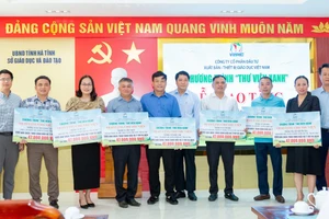 Đại diện 8 trường tiểu học trên địa bàn Hà Tĩnh tiếp nhận quà hỗ trợ của nhà xuất bản.