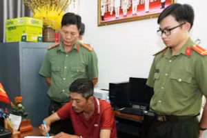 Bị can Đặng Thanh Hùng ký nhận Quyết định khởi tố bị can, lệnh bắt và các Quyết định phê chuẩn. Ảnh: Công an Cần Thơ.