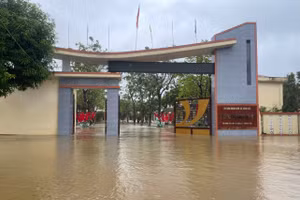 Trường học Hà Tĩnh ngập sâu trong nước lũ.