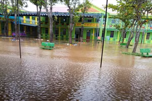 Nhiều trường học tại Hà Tĩnh tạm dừng dạy học do mưa lũ.