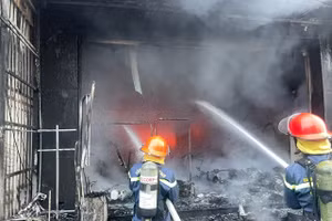 Lực lượng chức năng triển khai các biện pháp khống chế đám cháy.