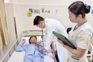 Bác sĩ thăm khám cho bệnh nhi mắc dị tật tim.