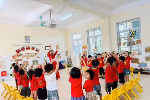 Cô trò Trường Mầm non Phố Châu (huyện Hương Sơn, Hà Tĩnh) trong ngày tựu trường.