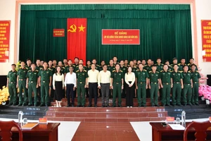 Thủ trưởng Bộ Chỉ huy Quân sự tỉnh An Giang, lãnh đạo Trung tâm Ngoại ngữ - Tin học Victory (Trường Đại học Trà Vinh) và các học viên tham gia lớp tập huấn chụp ảnh lưu niệm.