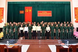 Thủ trưởng Bộ Chỉ huy Quân sự tỉnh An Giang, lãnh đạo Trung tâm Ngoại ngữ - Tin học Victory (Trường Đại học Trà Vinh) và các học viên tham gia lớp tập huấn chụp ảnh lưu niệm.