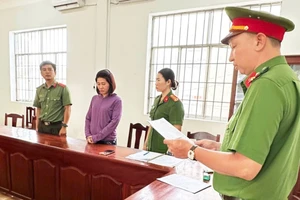 Cơ quan Công an thi hành lệnh bắt giam bị can Phạm Huỳnh Tuyết Phượng (Phú Quốc, An Giang).