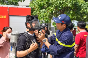 Sinh viên làm quen với việc sử dụng thiết bị thở, mặt nạ phòng độc. Ảnh: Công an Cần Thơ.