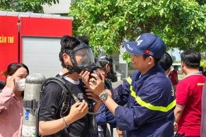 Sinh viên làm quen với việc sử dụng thiết bị thở, mặt nạ phòng độc. Ảnh: Công an Cần Thơ.