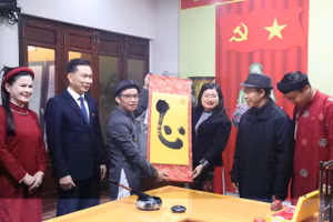 Các đại biểu tham quan trải nghiệm thư pháp tại Lễ khai mạc trưng bày chuyên đề "Đại thi hào Nguyễn Du – Ngàn năm nhớ mãi".