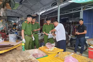 Đoàn kiểm tra lấy mẫu giám định tại sạp thịt lợn của bà C. Ảnh: Công an Cần Thơ.