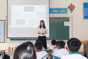Giáo viên Trường Tiểu học Tiên Điền (xã Tiên Điền, Hà Tĩnh) ứng dụng công nghệ thông tin trong dạy học.