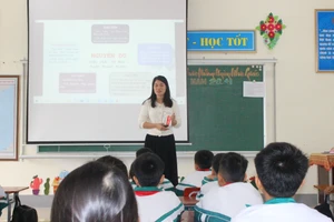 Giáo viên Trường Tiểu học Tiên Điền (xã Tiên Điền, Hà Tĩnh) ứng dụng công nghệ thông tin trong dạy học.