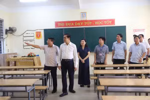 Chủ tịch UBND tỉnh Hà Tĩnh Võ Trọng Hải cùng Đoàn công tác kiểm tra cơ sở vật chất tại một số điểm thi.