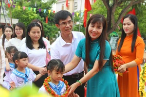 Cô trò TP Hà Tĩnh hân hoan trong ngày tựu trường năm học mới.