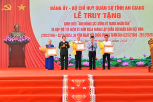 Ông Nguyễn Tiến Hải, Bí thư Tỉnh ủy An Giang và Trung tướng Hồ Văn Thái, Chính ủy Quân khu 9, trao quyết định Truy tặng danh hiệu Anh hùng LLVT nhân dân cho gia đình Thượng tá Nguyễn Thành Kính, Thiếu tá Võ Đông Trạch và Liệt sĩ Trần Văn Tủy.