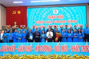 Bà Thái Thu Xương và ông Nguyễn Thanh Nhàn trao quyết định, tặng hoa cho Ban Chấp hành LĐLĐ tỉnh An Giang.