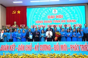 Bà Thái Thu Xương và ông Nguyễn Thanh Nhàn trao quyết định, tặng hoa cho Ban Chấp hành LĐLĐ tỉnh An Giang.