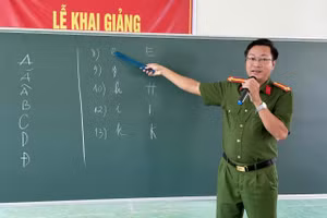 Lực lượng Công an hướng dẫn các học viên nhận biết mặt chữ cái tại lớp xóa mù chữ.