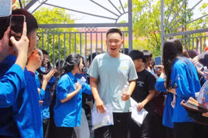 Thí sinh đầu tiên rời hội đồng thi Trường THCS Nguyễn Du.