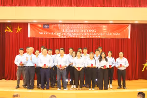 Formosa Hà Tĩnh tôn vinh nhân viên ưu tú, trao vàng cho 651 lao động thâm niên.