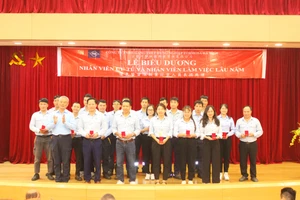 Formosa Hà Tĩnh tôn vinh nhân viên ưu tú, trao vàng cho 651 lao động thâm niên.