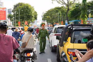 Lực lượng Công an phường Ninh Kiều điều tiết giao thông tại khu vực cổng Trường Tiểu học Lê Quý Đôn. (Ảnh: Công an Cần Thơ)