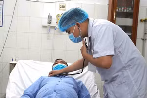 Bác sĩ thăm khám cho bệnh nhân quê ở Cà Mau. (Ảnh: Bệnh viện cung cấp)