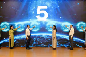 Nghi thức bấm nút công bố chính thức triển khai bệnh án điện tử và ra mắt Cổng dữ liệu ngành Y tế TP Cần Thơ.