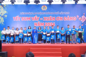 Bà Thái Thu Xương, Phó Chủ tịch Thường trực Tổng LĐLĐ Việt Nam và bà Hồ Thị Cẩm Đào, Phó Bí thư Thành ủy, Chủ tịch Uỷ ban MTTQ Việt Nam TP Cần Thơ, trao quà Tết cho đoàn viên, người lao động.