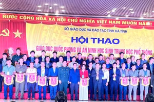 Ban tổ chức trao cờ lưu niệm cho các đội có vận động viên tham dự hội thao.