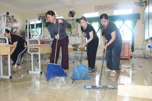 Giáo viên Hà Tĩnh gác việc riêng, dọn trường đón năm học mới sau bão Kajiki.