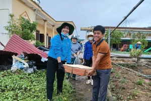 Ngành chức năng, chính quyền địa phương chung tay cùng các đơn vị trường học Hà Tĩnh khắc phục hậu quả bão Bualoi.