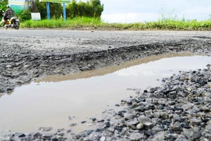 Quốc lộ 61 qua tỉnh An Giang xuống cấp, dày đặc "ổ voi, ổ gà".