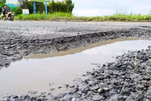Quốc lộ 61 qua tỉnh An Giang xuống cấp, dày đặc "ổ voi, ổ gà".