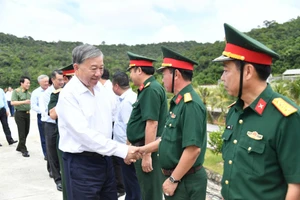 Tổng Bí thư Tô Lâm với cán bộ, chiến sĩ làm nhiệm vụ tại Đặc khu Thổ Châu, tỉnh An Giang.