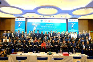 Các đại biểu và nhà lãnh đạo giáo dục đến từ 34 đơn vị trong ASEAN+3 chụp ảnh lưu niệm. Ảnh: Yến Phương.