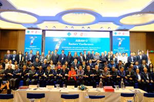 Các đại biểu và nhà lãnh đạo giáo dục đến từ 34 đơn vị trong ASEAN+3 chụp ảnh lưu niệm. Ảnh: Yến Phương.