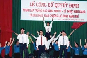 Lễ Công bố Quyết định thành lập Trường CĐ Kinh tế - Kỹ thuật Kiên Giang và Đón nhận Huân chương Lao động hạng Nhì năm 2006.