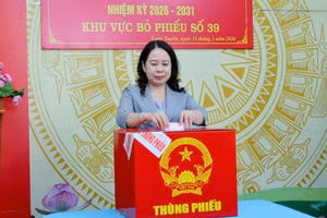 Phó Chủ tịch nước Võ Thị Ánh Xuân bỏ phiếu bầu cử tại điểm bầu cử số 39 (Long Xuyên, An Giang).