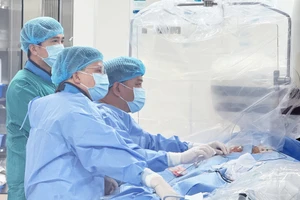 Ê-kíp bác sĩ quyết định áp dụng hệ thống lập bản đồ điện học - giải phẫu 3D. 