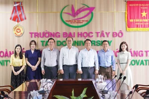 Đại diện Trường Đại học Tây Đô và đoàn công tác của Báo Giáo dục và Thời đại chụp ảnh lưu niệm.