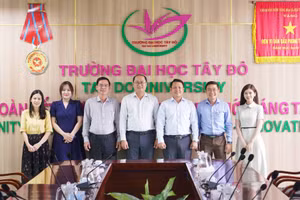 Đại diện Trường Đại học Tây Đô và đoàn công tác của Báo Giáo dục và Thời đại chụp ảnh lưu niệm.