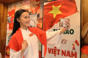 Lê Thị Kim Hậu, Á khôi Trường ĐH Nam Cần Thơ, Người đẹp du lịch, Top 5 Người đẹp tài năng và Top 20 Miss World Vietnam 2023, duyên dáng trong trang phục áo dài trắng. 