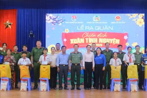 Đại biểu tham dự Lễ ra quân chụp ảnh lưu niệm.