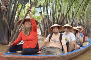 Khách quốc tế trải nghiệm du lịch tại rạch Bà Ngoạn ở cồn Thới Sơn, tỉnh Đồng Tháp.