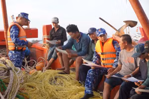 Hải đội 401, Bộ Tư lệnh Vùng Cảnh sát biển 4 tuyên truyền cho ngư dân trên tàu cá. Ảnh: Yến Phương